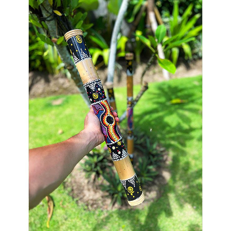 Klanktherapeut gebruikt een LIDAH® Rain Stick tijdens een healing-sessie