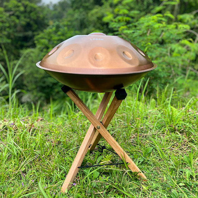 Handpan Standaard met handpan erboven buiten