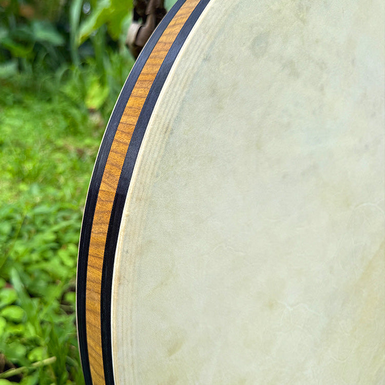 Close-up van houten Ocean Drum oppervlak met natuurlijke materialen