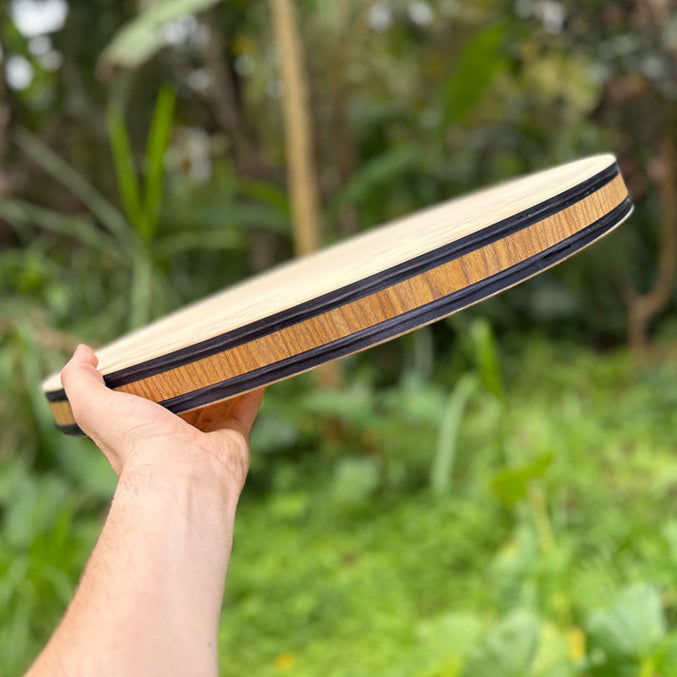 Ambachtsman houdt een LIDAH® Ocean Drum in Bali