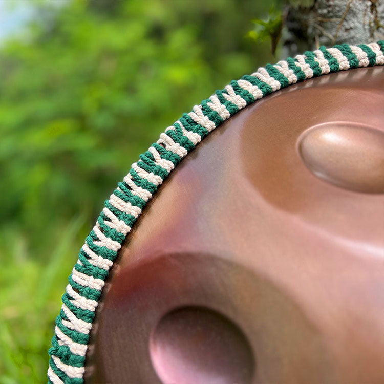 LIDAH® Handpan-Touw in groene kleur rond een handpan tegen een boom