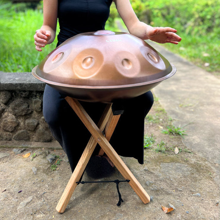 Handpan Standaard bespeeld door vrouw buiten