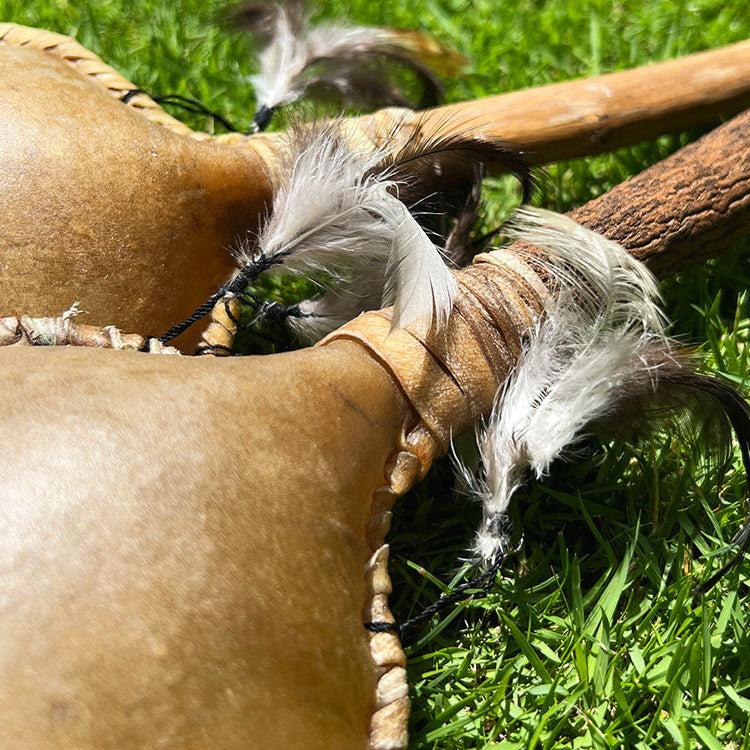Handgemaakte Sjamanen Shaker van hout en zaden