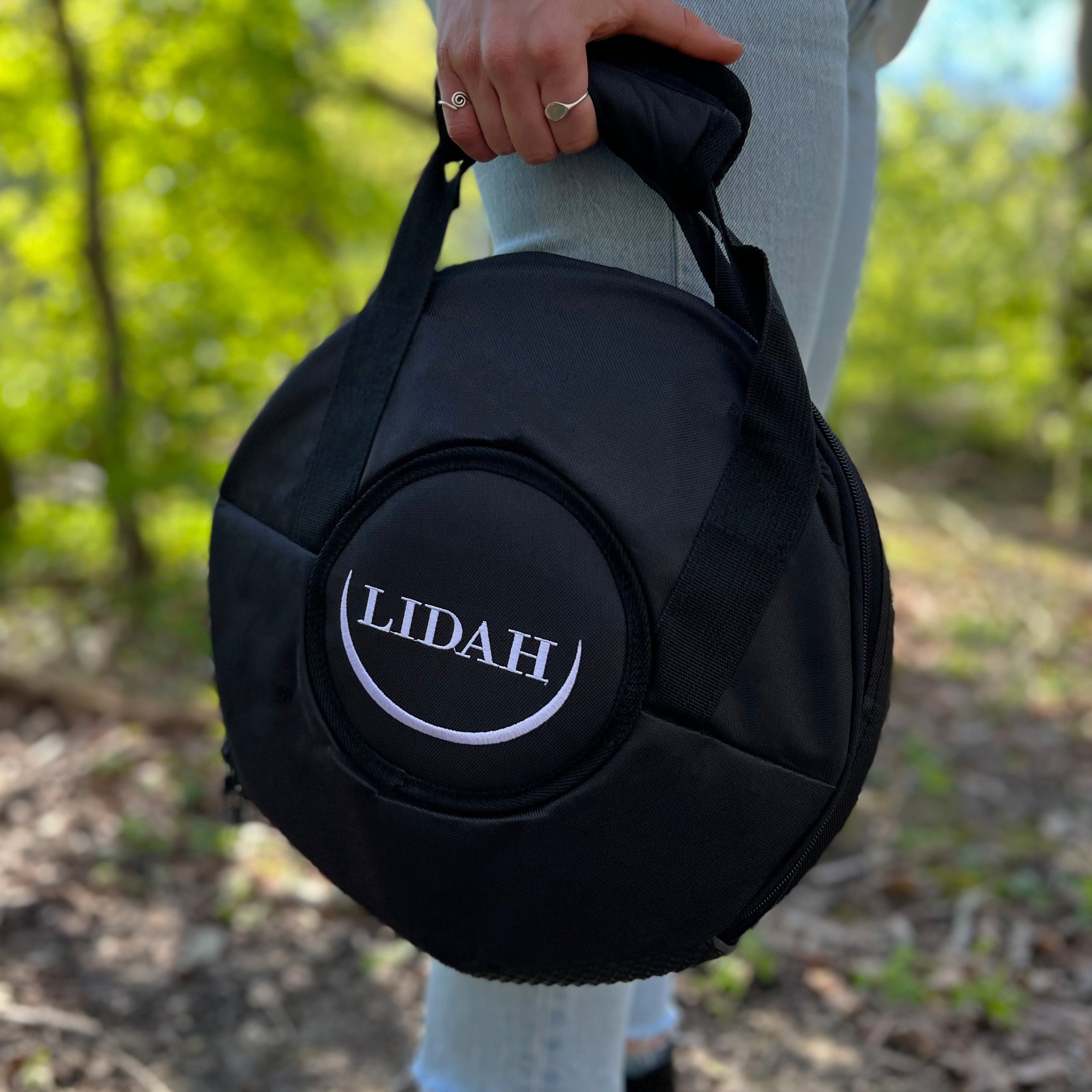 LIDAH® Steel Tongue Drum Tas vastgehouden in de natuur