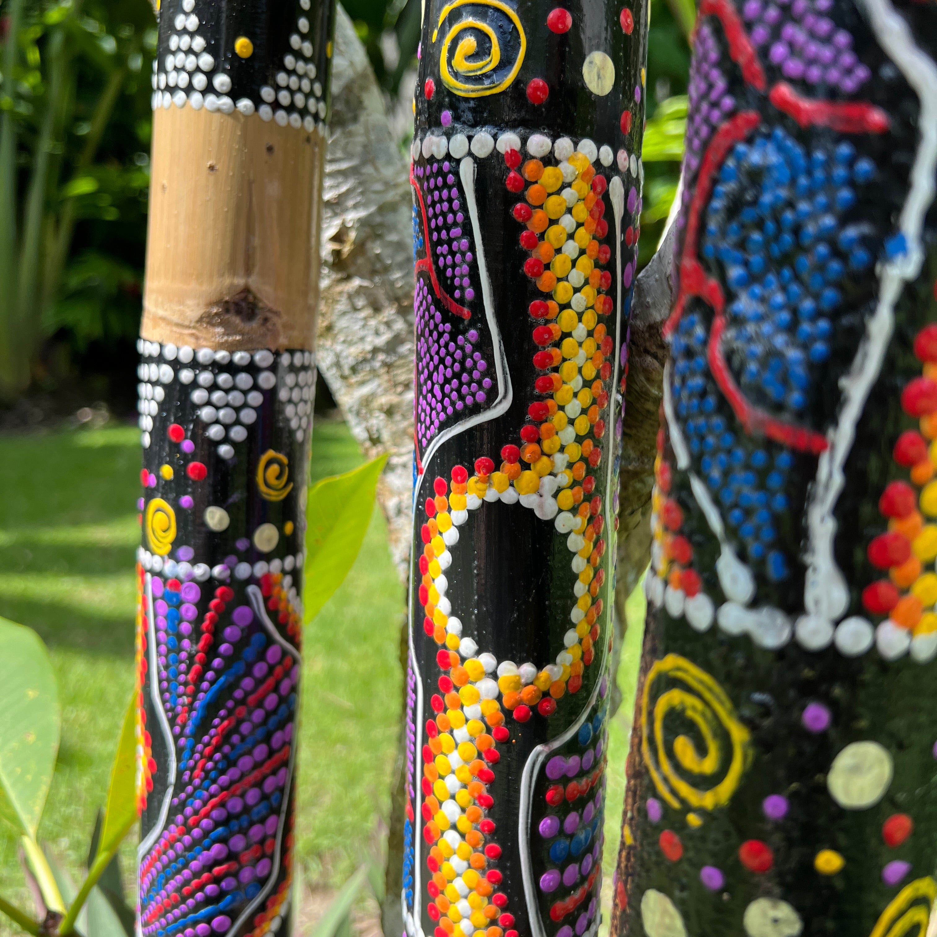 Close-up van het oppervlak van een Rain Stick met bamboe-textuur en afwerking