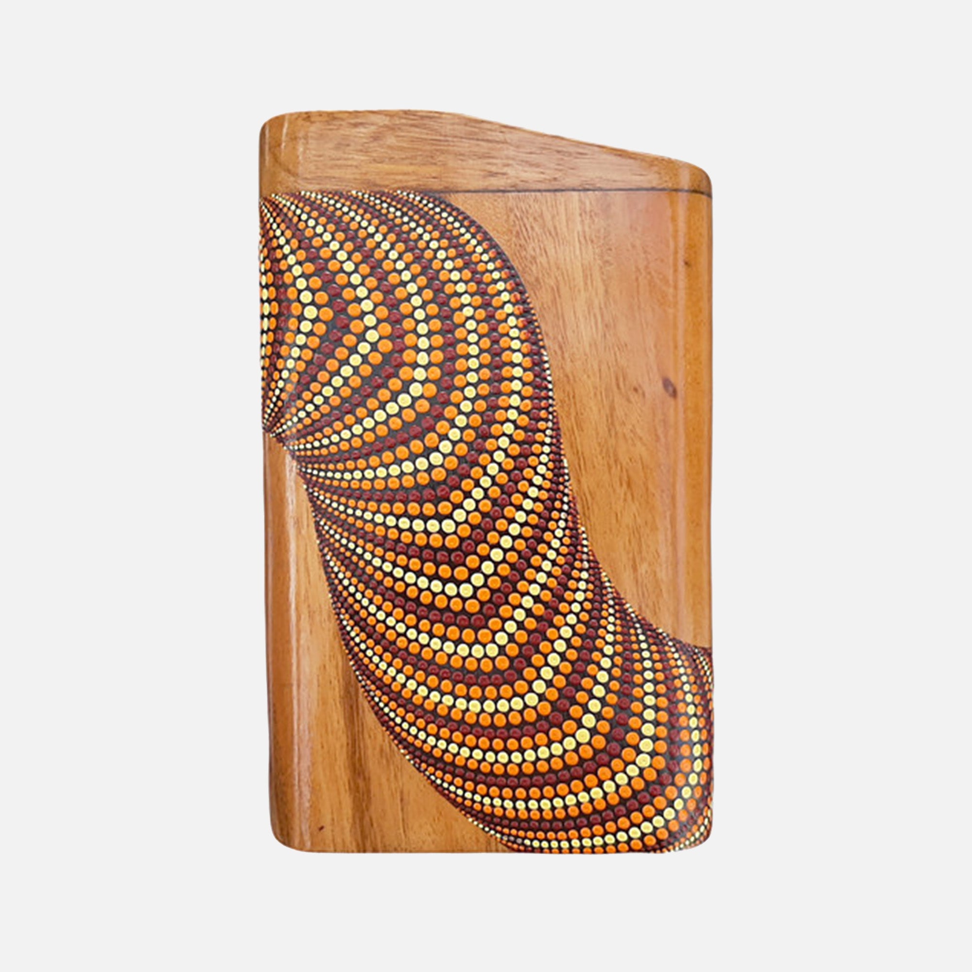 Ambachtsman polijst houten Box Didgeridoo in de werkplaats