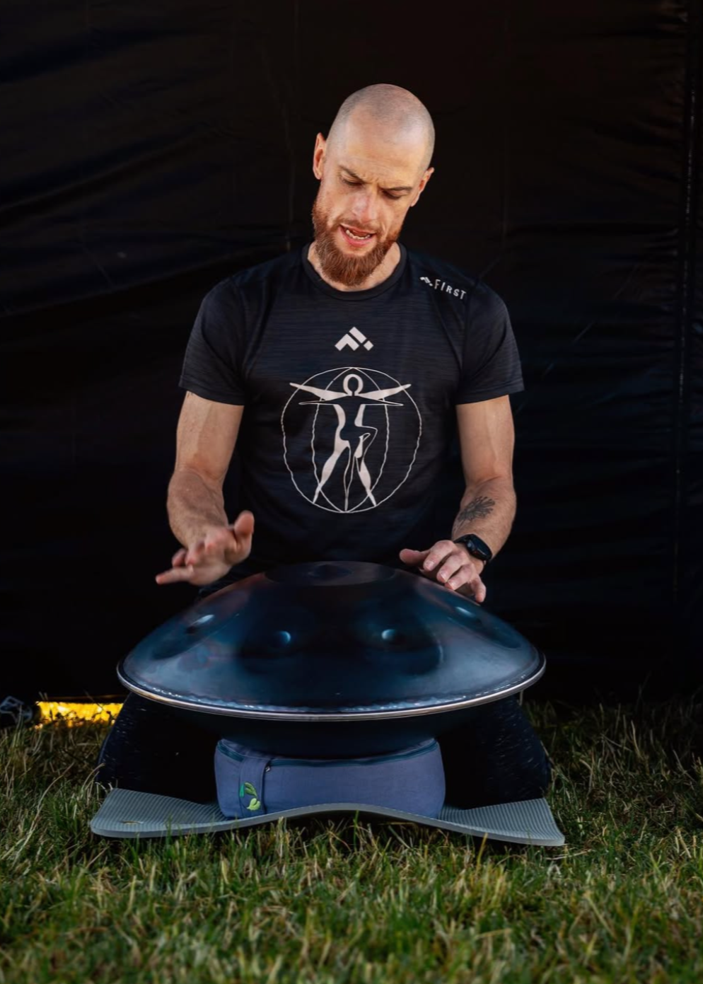 LIDAH® Handpan bespeeld door een man tijdens ademwerk-sessie