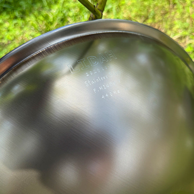LIDAH® Mini Handpan gravure buiten in close-up getoond