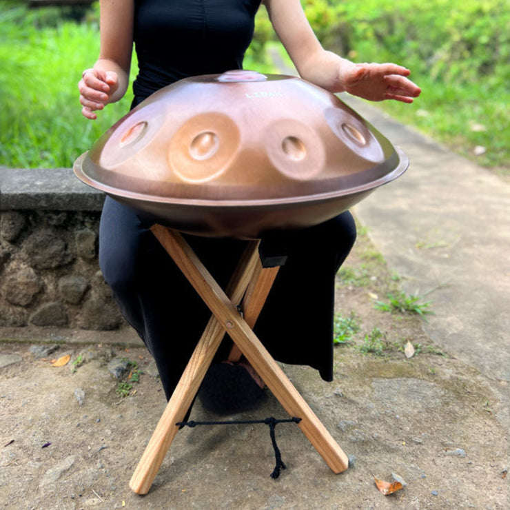 LIDAH® Handpan bespeeld op een LIDAH® Handpan Standaard door muzikant