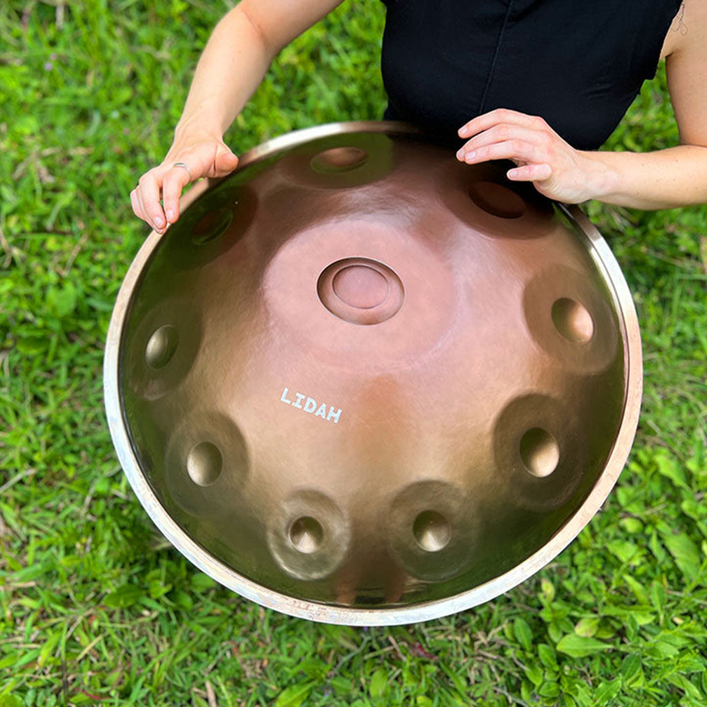 Muzikant speelt een LIDAH® Stainless Steel Handpan buiten