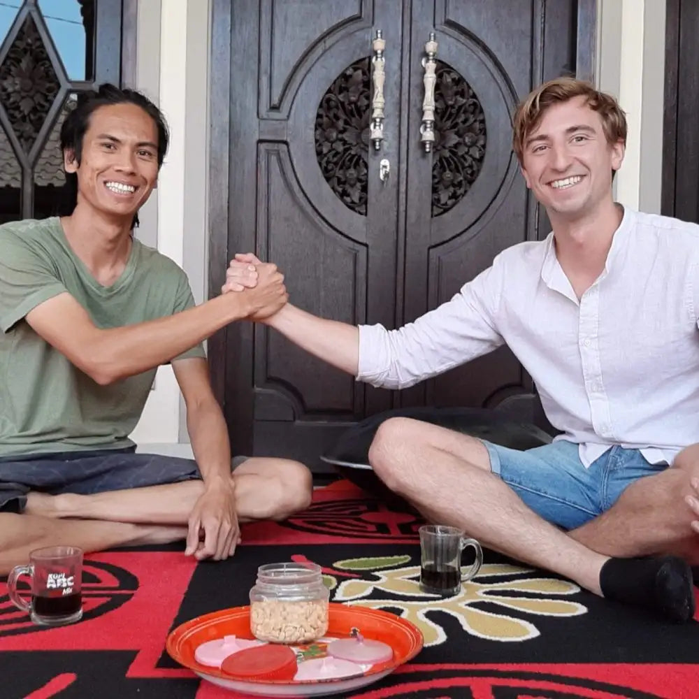 Foto van de LIDAH® oprichter en Balinese ambachtslieden samen