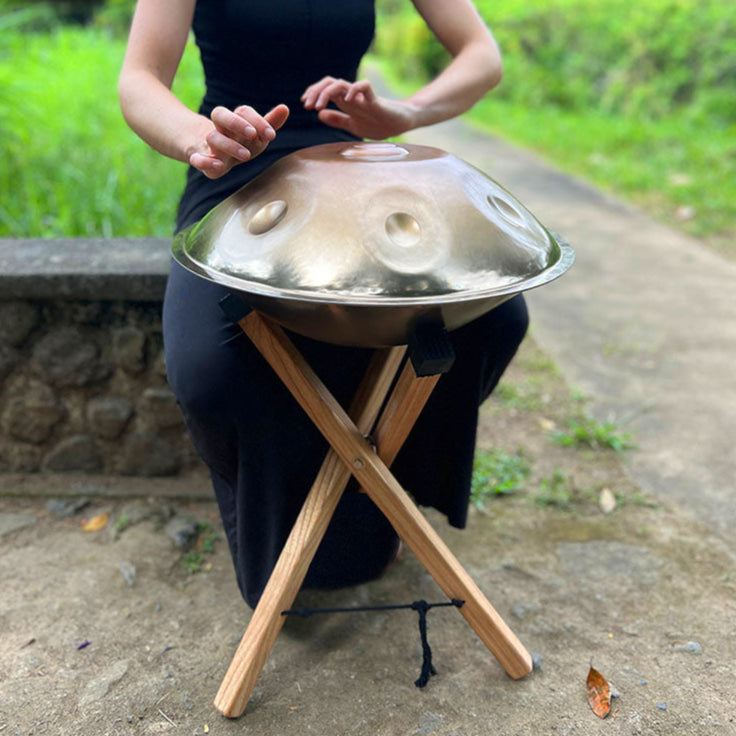 Mini Handpan getoond op houten standaard buiten
