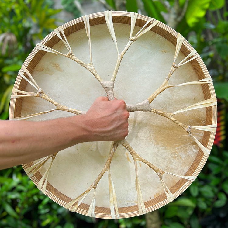Traditionele Sjamanendrum creëert diepe, aardse vibraties