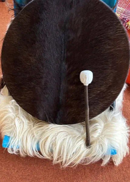 Sjamanendrum getoond op witte wollen doek