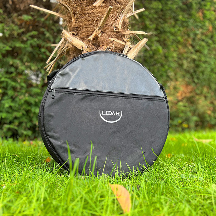 LIDAH® Sjamanendrum Tas leunend tegen een boom buiten